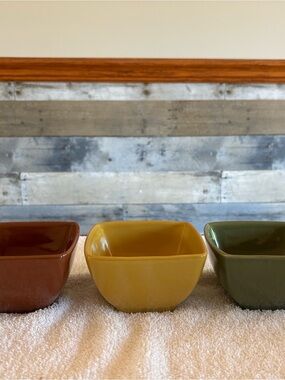 Signature Homestyles set of 3 ceramic/porcelain bowls square w/rounded edges